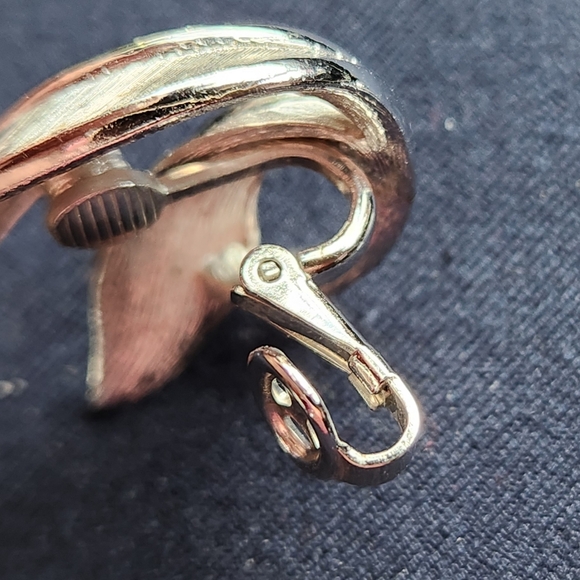 Crown Trifari Silver Clip-on Earrings - Picture 9 of 10